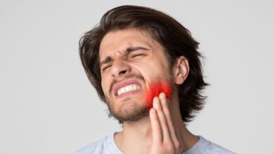 What are signs of a tooth infection?